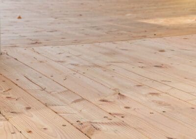 Douglaskuusipintainen terassilaudoitus.