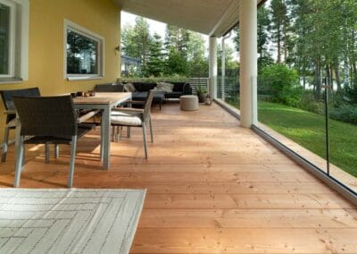 Douglaskuusipintainen terassilaudoitus lasiaitauksella.