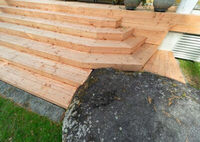 Douglaskuusipintainen portaikko.