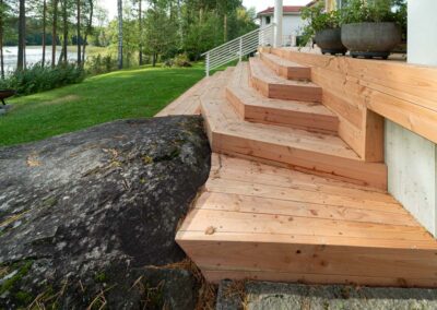 Douglaskuusipintainen portaikko.