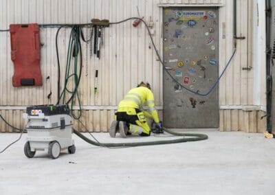 Remontoija hioo betonilattiaa.