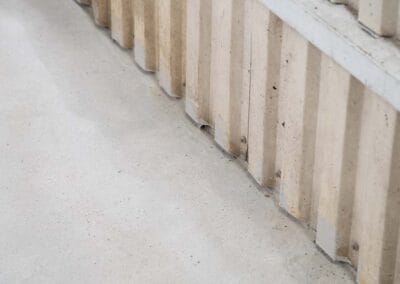 Betonilattian pinta seinän vieressä.