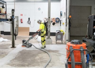 Remontoija hioo betonilattiaa.