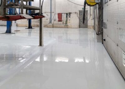 Autokorjaamon uusittu lattapinta.