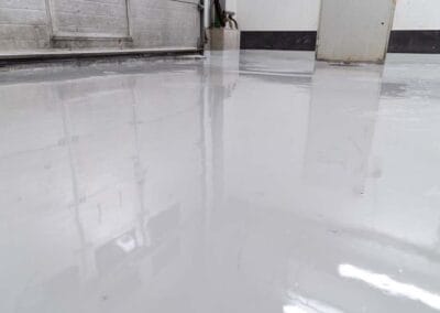 Autokorjaamon uusittu lattapinta.