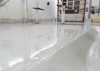 Autokorjaamon uusittu lattapinta.