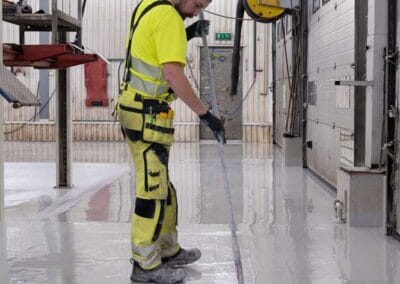 Mies tasoittaa epoksimassaa.