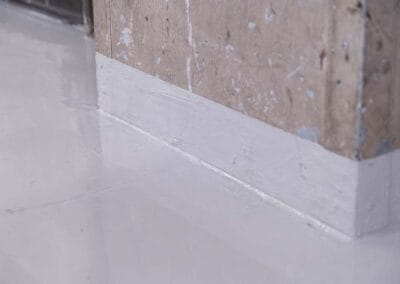 Betonilattian uusittu sauma.