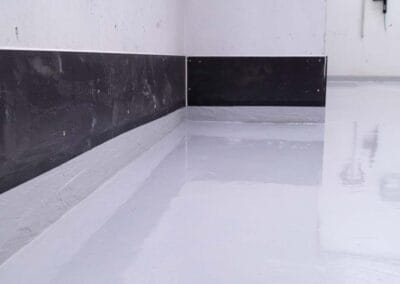 Betonilattian epoksipinnoite ja uusittu sauma.