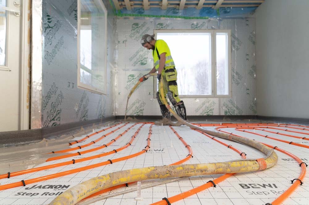 Omakotitalon lattian valaminen kipsimassalla