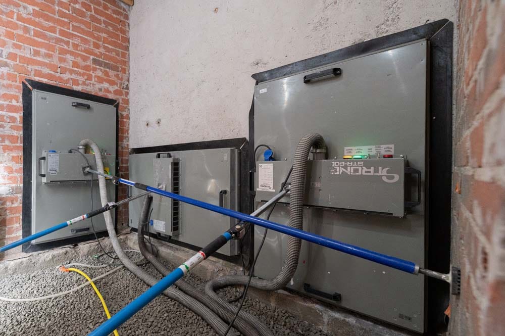 Kolme kuivainta asennettu remontoitavaan tilaan.