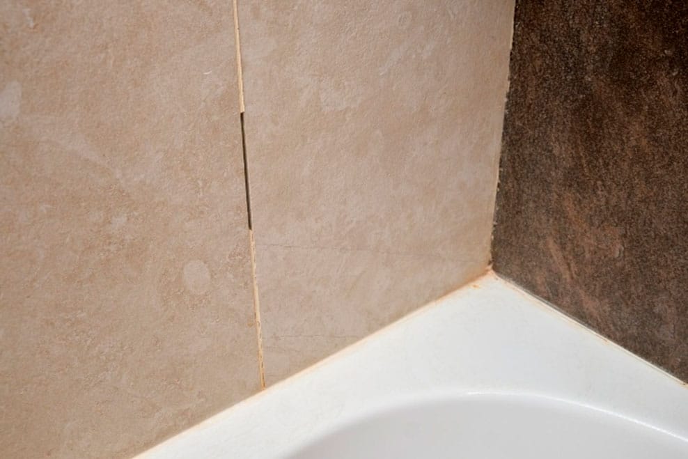 Tarkista laatoituksen saumat