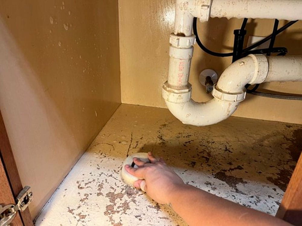 Tarkista allaskaapin vesiliitokset